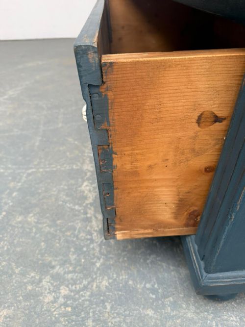 AN ORIGINAL ANTIQUE PINE VICTORIAN PAINTED BLUE CARVED 3 DRAWER CHEST OF DRAWERS - ADDITIONAL PHOTO 8