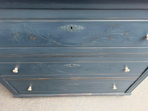 AN ORIGINAL ANTIQUE PINE VICTORIAN PAINTED BLUE CARVED 3 DRAWER CHEST OF DRAWERS - ADDITIONAL PHOTO 9