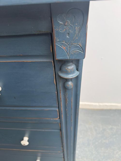 AN ORIGINAL ANTIQUE PINE VICTORIAN PAINTED BLUE CARVED 3 DRAWER CHEST OF DRAWERS - ADDITIONAL PHOTO 10