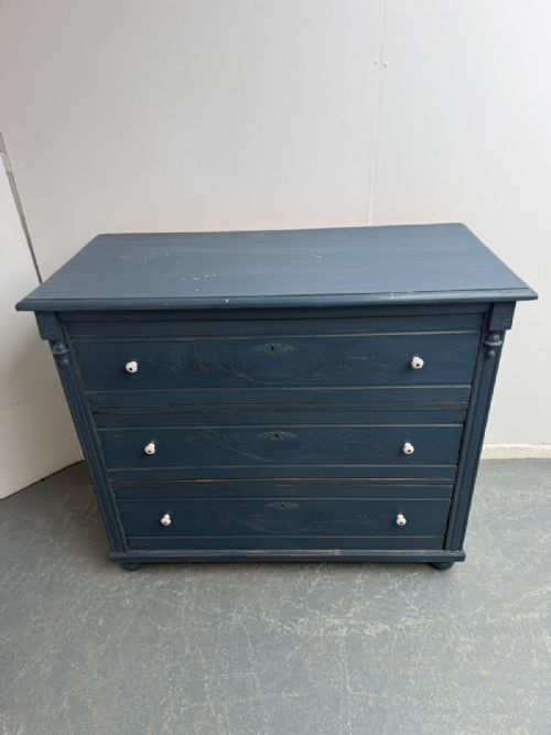 AN ORIGINAL ANTIQUE PINE VICTORIAN PAINTED BLUE CARVED 3 DRAWER CHEST OF DRAWERS - ADDITIONAL PHOTO 11