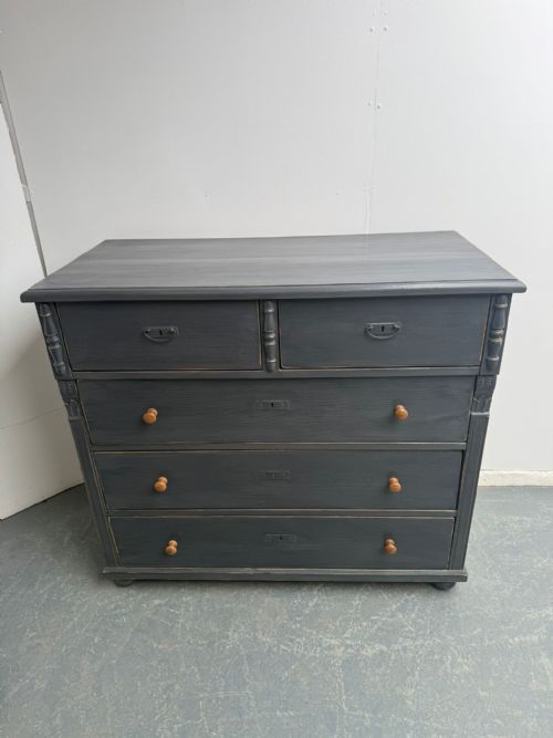 A LOVELY ANTIQUE PINE VICTORIAN PAINTED LIGHT GREY 5 DRAWER CHEST OF DRAWERS - ADDITIONAL PHOTO 2
