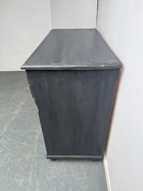 A LOVELY ANTIQUE PINE VICTORIAN PAINTED LIGHT GREY 5 DRAWER CHEST OF DRAWERS - ADDITIONAL PHOTO 3