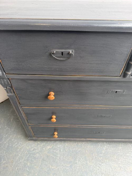 A LOVELY ANTIQUE PINE VICTORIAN PAINTED LIGHT GREY 5 DRAWER CHEST OF DRAWERS - ADDITIONAL PHOTO 4