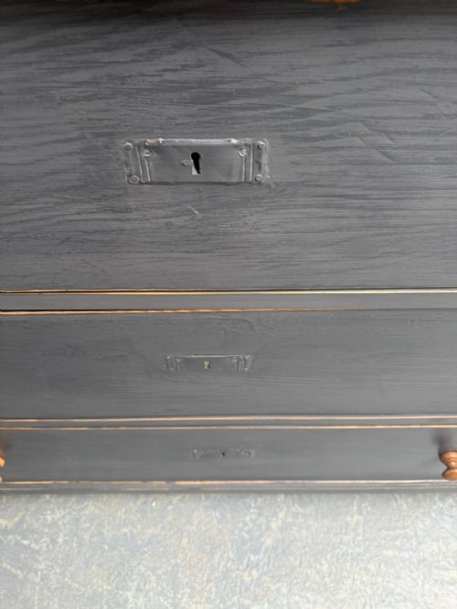 A LOVELY ANTIQUE PINE VICTORIAN PAINTED LIGHT GREY 5 DRAWER CHEST OF DRAWERS - ADDITIONAL PHOTO 5