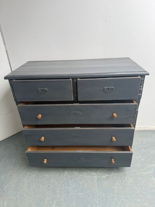 A LOVELY ANTIQUE PINE VICTORIAN PAINTED LIGHT GREY 5 DRAWER CHEST OF DRAWERS - ADDITIONAL PHOTO 6