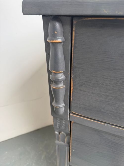 A LOVELY ANTIQUE PINE VICTORIAN PAINTED LIGHT GREY 5 DRAWER CHEST OF DRAWERS - ADDITIONAL PHOTO 7