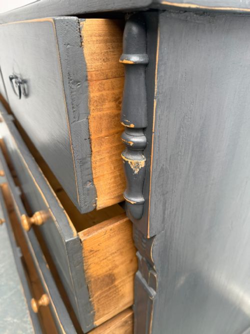 A LOVELY ANTIQUE PINE VICTORIAN PAINTED LIGHT GREY 5 DRAWER CHEST OF DRAWERS - ADDITIONAL PHOTO 8