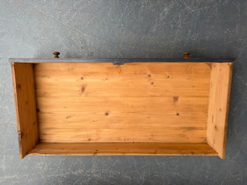 A LOVELY ANTIQUE PINE VICTORIAN PAINTED LIGHT GREY 5 DRAWER CHEST OF DRAWERS - ADDITIONAL PHOTO 10
