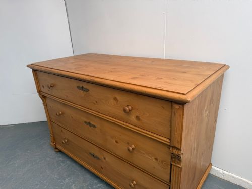 A LOW WIDE ANTIQUE OLD PINE HUNGARIAN VICTORIAN WAXED 3 DRAWER CHEST OF DRAWERS - ADDITIONAL PHOTO 1