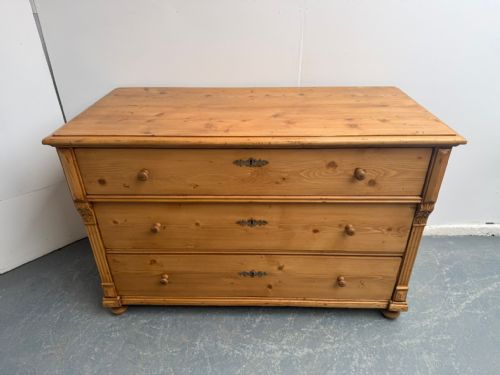 A LOW WIDE ANTIQUE OLD PINE HUNGARIAN VICTORIAN WAXED 3 DRAWER CHEST OF DRAWERS - ADDITIONAL PHOTO 2