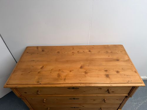 A LOW WIDE ANTIQUE OLD PINE HUNGARIAN VICTORIAN WAXED 3 DRAWER CHEST OF DRAWERS - ADDITIONAL PHOTO 4