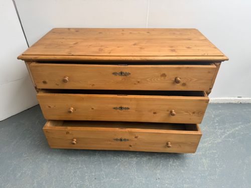 A LOW WIDE ANTIQUE OLD PINE HUNGARIAN VICTORIAN WAXED 3 DRAWER CHEST OF DRAWERS - ADDITIONAL PHOTO 7