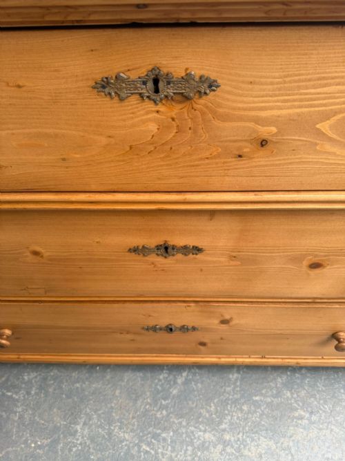 A LOW WIDE ANTIQUE OLD PINE HUNGARIAN VICTORIAN WAXED 3 DRAWER CHEST OF DRAWERS - ADDITIONAL PHOTO 9