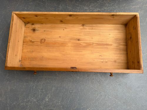A LOW WIDE ANTIQUE OLD PINE HUNGARIAN VICTORIAN WAXED 3 DRAWER CHEST OF DRAWERS - ADDITIONAL PHOTO 10