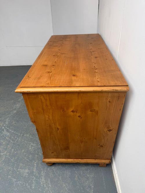 A LOW WIDE ANTIQUE OLD PINE HUNGARIAN VICTORIAN WAXED 3 DRAWER CHEST OF DRAWERS - ADDITIONAL PHOTO 11