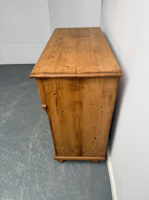 A PRETTY ANTIQUE OLD PINE VICTORIAN WAXED CARVED KITCHEN DRESSER BASE - ADDITIONAL PHOTO 2