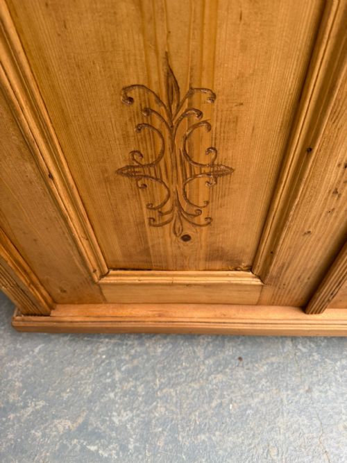 A PRETTY ANTIQUE OLD PINE VICTORIAN WAXED CARVED KITCHEN DRESSER BASE - ADDITIONAL PHOTO 3