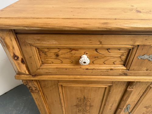 A PRETTY ANTIQUE OLD PINE VICTORIAN WAXED CARVED KITCHEN DRESSER BASE - ADDITIONAL PHOTO 4