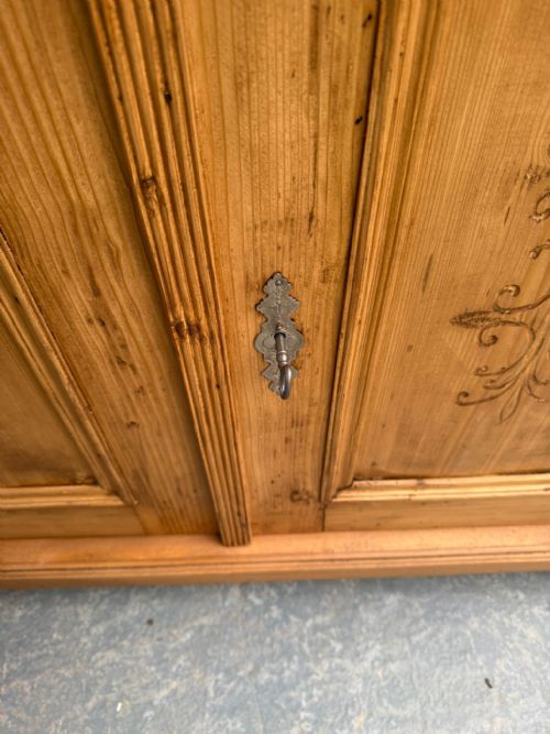 A PRETTY ANTIQUE OLD PINE VICTORIAN WAXED CARVED KITCHEN DRESSER BASE - ADDITIONAL PHOTO 5