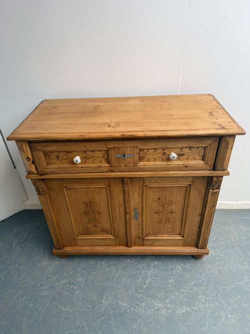 A PRETTY ANTIQUE OLD PINE VICTORIAN WAXED CARVED KITCHEN DRESSER BASE - ADDITIONAL PHOTO 6