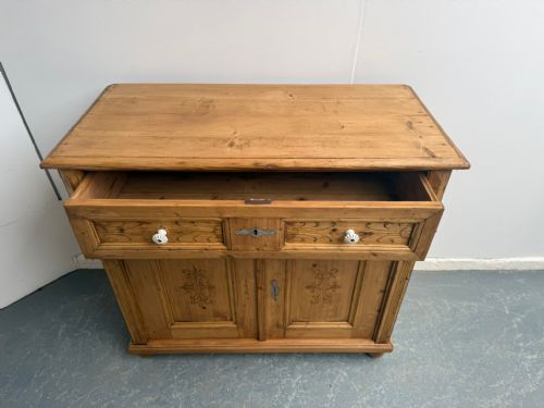 A PRETTY ANTIQUE OLD PINE VICTORIAN WAXED CARVED KITCHEN DRESSER BASE - ADDITIONAL PHOTO 7