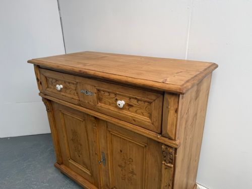 A PRETTY ANTIQUE OLD PINE VICTORIAN WAXED CARVED KITCHEN DRESSER BASE - ADDITIONAL PHOTO 8