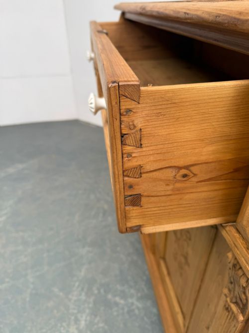 A PRETTY ANTIQUE OLD PINE VICTORIAN WAXED CARVED KITCHEN DRESSER BASE - ADDITIONAL PHOTO 10