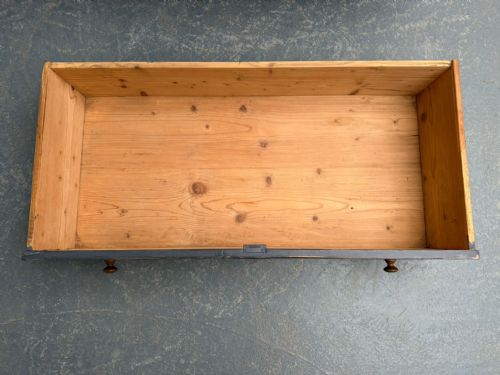A HUGE ANTIQUE PINE VICTORIAN PAINTED LIGHT GREY 5 DRAWER CHEST OF DRAWERS - ADDITIONAL PHOTO 4