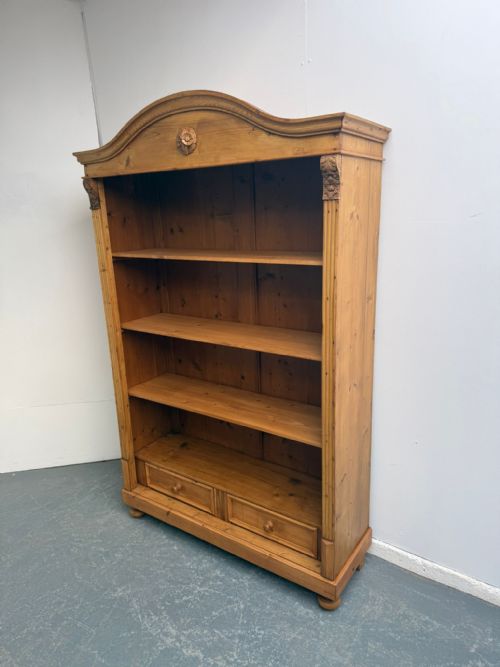 A SUPERBLY WAXED ANTIQUE OLD PINE ORIGINAL ADJUSTABLE SHELF BOOKSHELF