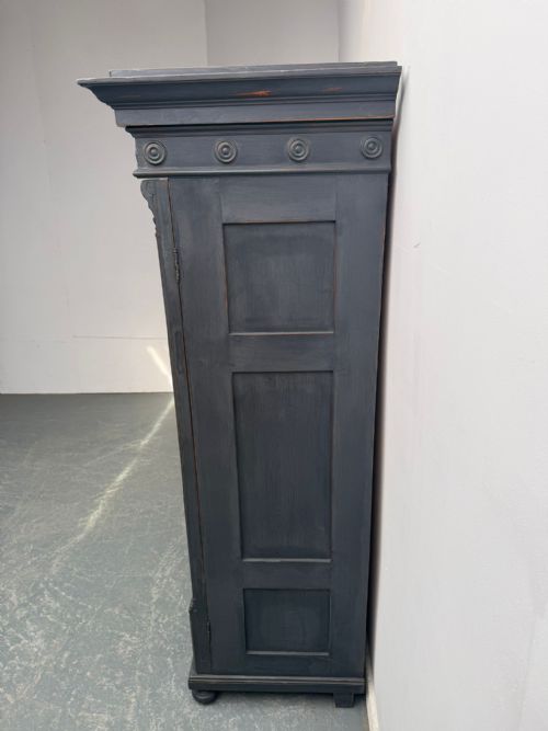 AN AMAZINGLY PAINTED LIGHT MID GREY 2 DOOR ORIGINAL HUNGARIAN STORAGE CUPBOARD - ADDITIONAL PHOTO 2