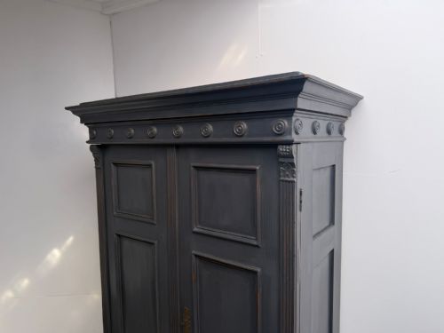 AN AMAZINGLY PAINTED LIGHT MID GREY 2 DOOR ORIGINAL HUNGARIAN STORAGE CUPBOARD - ADDITIONAL PHOTO 4