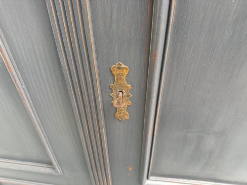 AN AMAZINGLY PAINTED LIGHT MID GREY 2 DOOR ORIGINAL HUNGARIAN STORAGE CUPBOARD - ADDITIONAL PHOTO 5