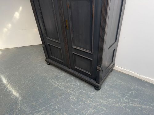 AN AMAZINGLY PAINTED LIGHT MID GREY 2 DOOR ORIGINAL HUNGARIAN STORAGE CUPBOARD - ADDITIONAL PHOTO 6