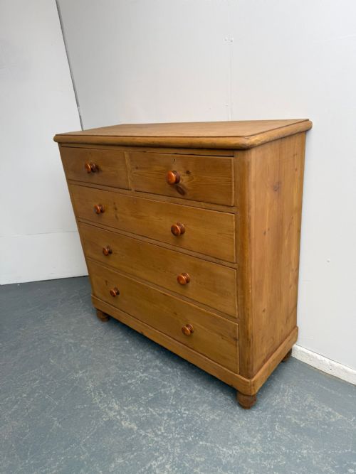 A VERY LARGE CLASSIC ENGLISH ANTIQUE OLD PINE 5 DRAWER WAXED CHEST OF DRAWERS