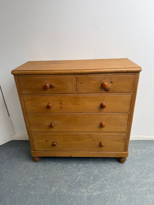 A VERY LARGE CLASSIC ENGLISH ANTIQUE OLD PINE 5 DRAWER WAXED CHEST OF DRAWERS - ADDITIONAL PHOTO 1
