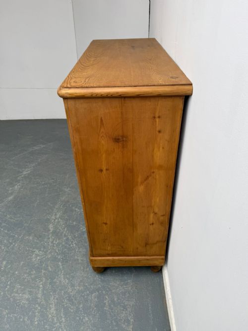 A VERY LARGE CLASSIC ENGLISH ANTIQUE OLD PINE 5 DRAWER WAXED CHEST OF DRAWERS - ADDITIONAL PHOTO 2
