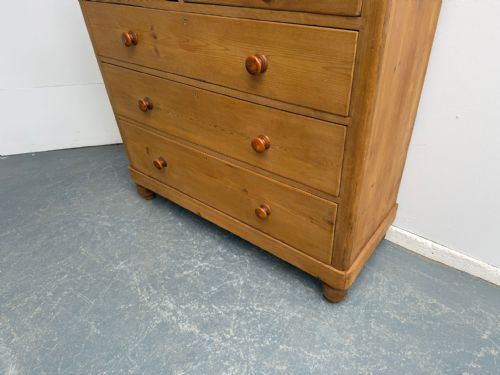 A VERY LARGE CLASSIC ENGLISH ANTIQUE OLD PINE 5 DRAWER WAXED CHEST OF DRAWERS - ADDITIONAL PHOTO 3