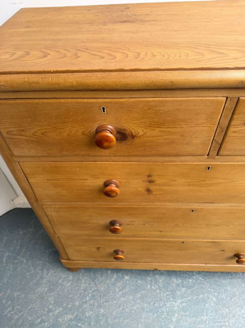 A VERY LARGE CLASSIC ENGLISH ANTIQUE OLD PINE 5 DRAWER WAXED CHEST OF DRAWERS - ADDITIONAL PHOTO 4