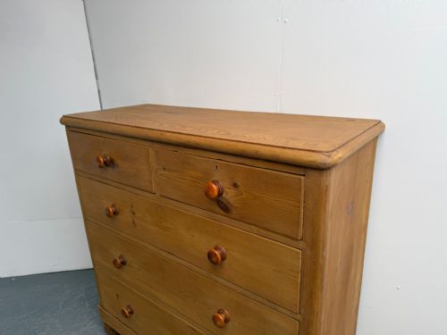 A VERY LARGE CLASSIC ENGLISH ANTIQUE OLD PINE 5 DRAWER WAXED CHEST OF DRAWERS - ADDITIONAL PHOTO 5