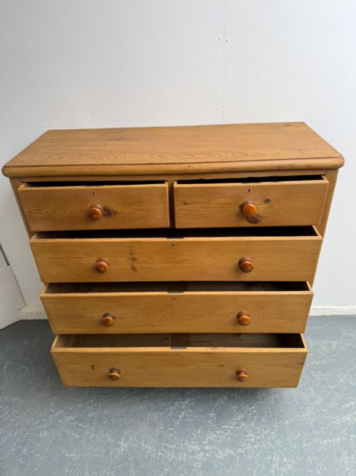 A VERY LARGE CLASSIC ENGLISH ANTIQUE OLD PINE 5 DRAWER WAXED CHEST OF DRAWERS - ADDITIONAL PHOTO 6