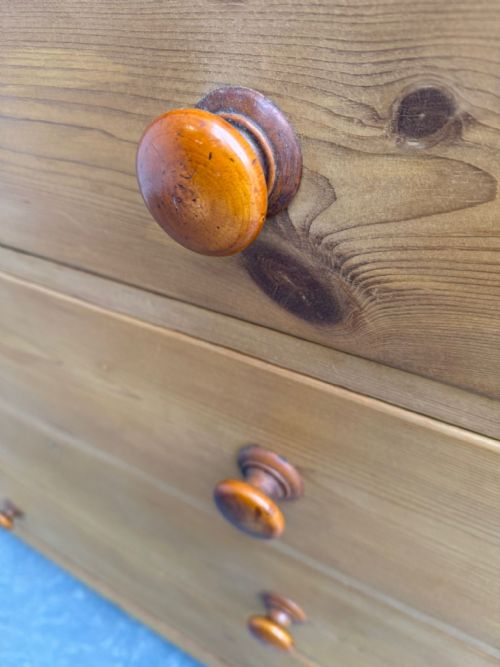 A VERY LARGE CLASSIC ENGLISH ANTIQUE OLD PINE 5 DRAWER WAXED CHEST OF DRAWERS - ADDITIONAL PHOTO 7