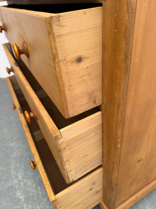 A VERY LARGE CLASSIC ENGLISH ANTIQUE OLD PINE 5 DRAWER WAXED CHEST OF DRAWERS - ADDITIONAL PHOTO 8