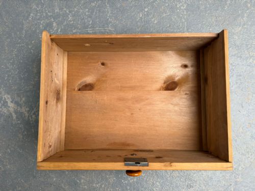 A VERY LARGE CLASSIC ENGLISH ANTIQUE OLD PINE 5 DRAWER WAXED CHEST OF DRAWERS - ADDITIONAL PHOTO 9