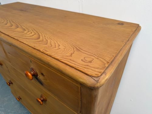 A VERY LARGE CLASSIC ENGLISH ANTIQUE OLD PINE 5 DRAWER WAXED CHEST OF DRAWERS - ADDITIONAL PHOTO 10