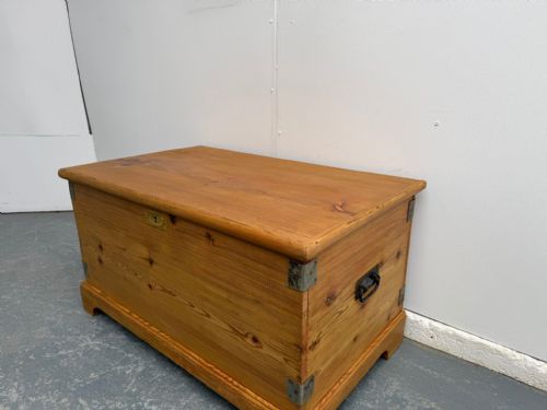 A LOVELY ANTIQUEOLD PINE WAXED VICTORIAN BLANKET BOX - ADDITIONAL PHOTO 1