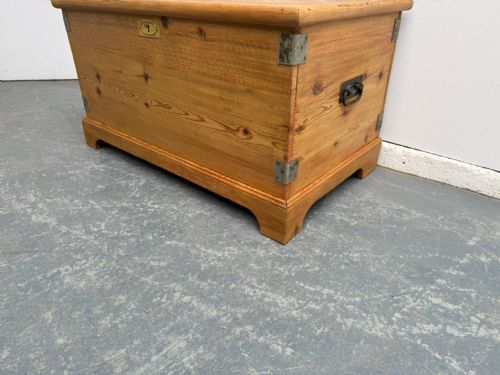 A LOVELY ANTIQUEOLD PINE WAXED VICTORIAN BLANKET BOX - ADDITIONAL PHOTO 2