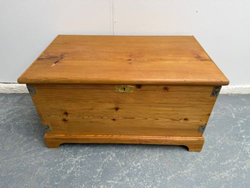 A LOVELY ANTIQUEOLD PINE WAXED VICTORIAN BLANKET BOX - ADDITIONAL PHOTO 3