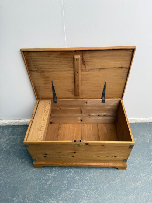 A LOVELY ANTIQUEOLD PINE WAXED VICTORIAN BLANKET BOX - ADDITIONAL PHOTO 4