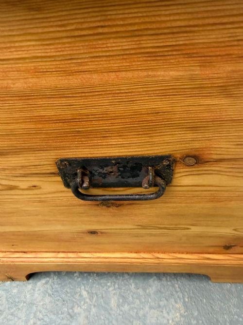 A LOVELY ANTIQUEOLD PINE WAXED VICTORIAN BLANKET BOX - ADDITIONAL PHOTO 5