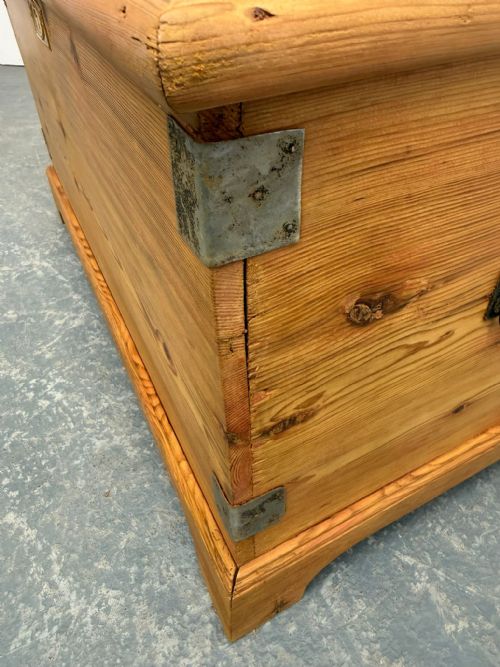 A LOVELY ANTIQUEOLD PINE WAXED VICTORIAN BLANKET BOX - ADDITIONAL PHOTO 6